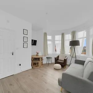 https://brand-new-startlet-stays-apartments-on-elizabeth-line.brighton-hotels-england.com